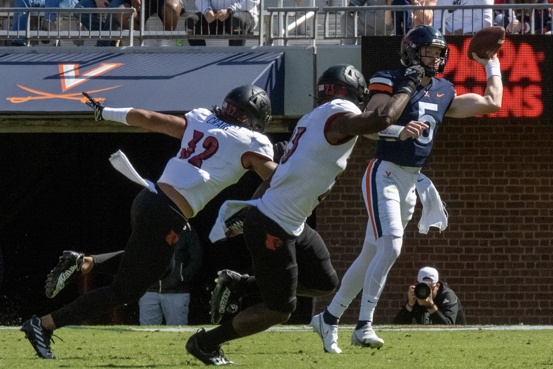 Jordan Mason Pushes through Defenders for a 13-Yard Gain